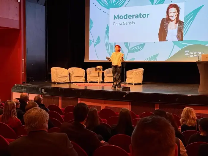 Kvinna på scen, gestikulerar