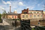Dammbron med gamla Köpings Mekaniska Verkstad i bakgrunden